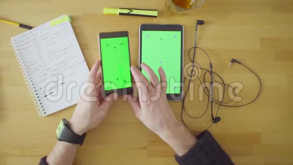 桌子上有三个绿色屏幕的设备视频的预览图