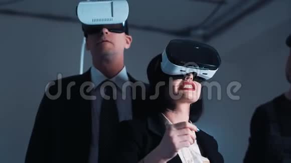 现场VR耳机的建筑师和设计师视频的预览图