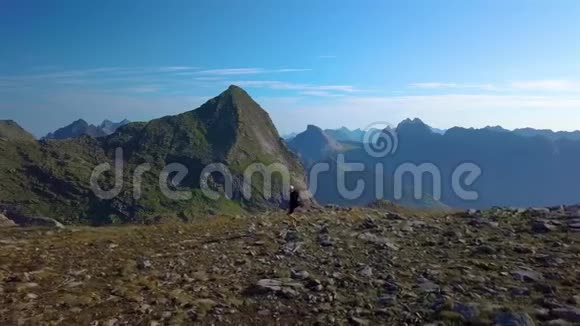 一个背着背包的女孩在山里旅行视频的预览图