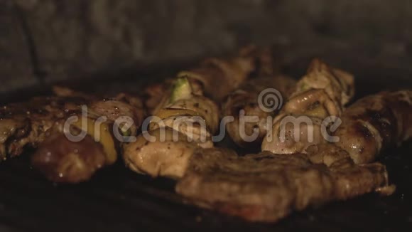 烧烤架上烧成一片片猪肉牛肉肉和鸡片香肠和什什利克或什什烤肉串视频的预览图