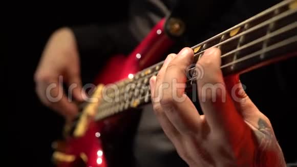 低音吉他手指指着琴弦快关门黑色背景视频的预览图