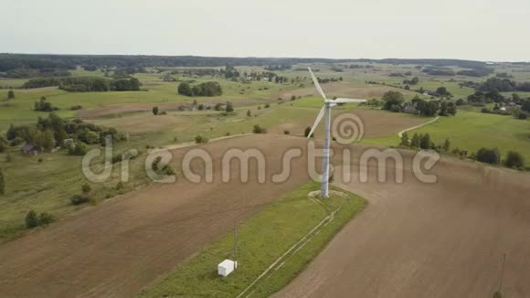 高空观小型单风机旋转速度快有农业田的夏季农村视频的预览图