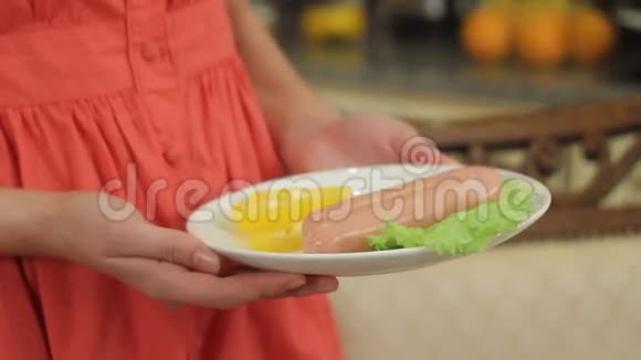 盘子里有香肠和蔬菜视频的预览图