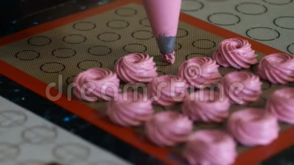 从糕点袋挤到粉红色棉花糖团视频的预览图