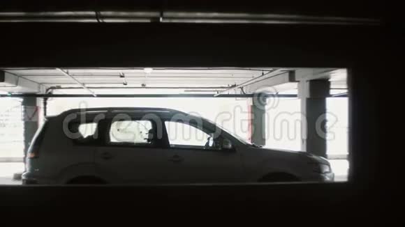 那个人坐在他的车里走在停车场上男打开车门取下信号视频的预览图