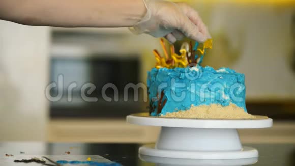 海洋风格的蛋糕站在桌子上特写视频的预览图