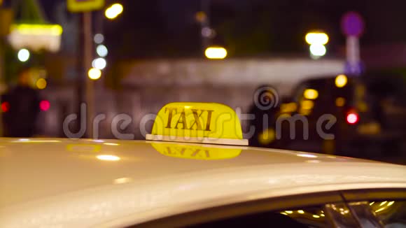 莫斯科的出租车在模糊的灯光背景下视频的预览图
