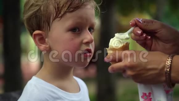 可爱的小孩正在吃冰淇淋视频的预览图