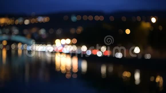 散焦夜城道路河道桥梁汽车移动及路灯美丽的夜晚景色视频的预览图