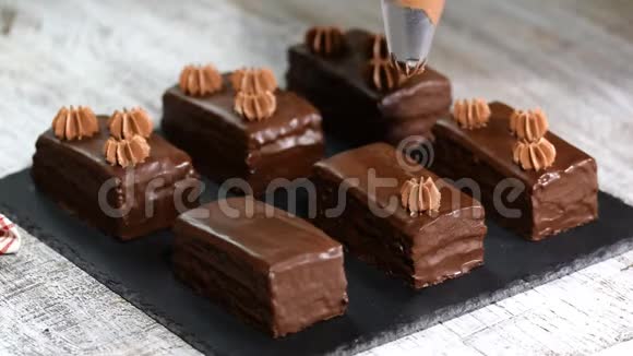 糖果师正在装饰巧克力蛋糕视频的预览图