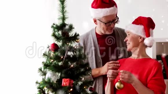 幸福的老年夫妇装饰圣诞树视频的预览图