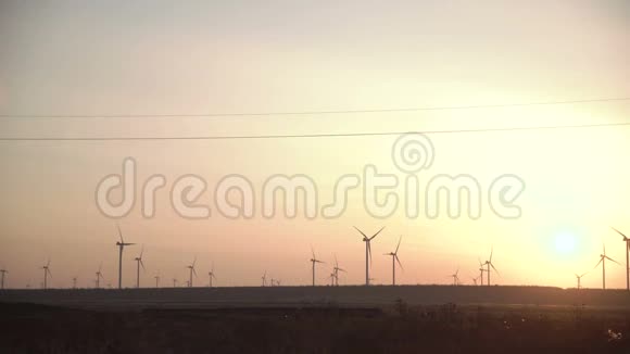日落时风电场里的涡轮机视频的预览图