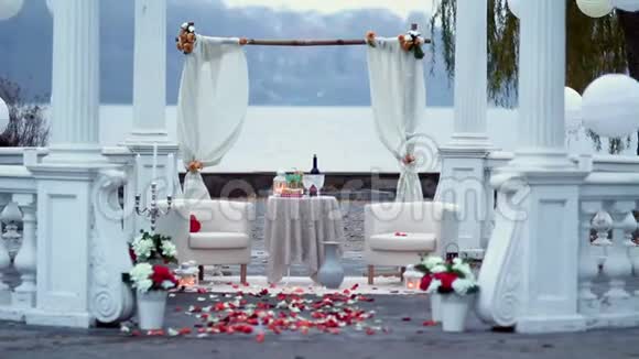 在一个湖的背景下为公园的浪漫晚餐装饰的乔木视频的预览图