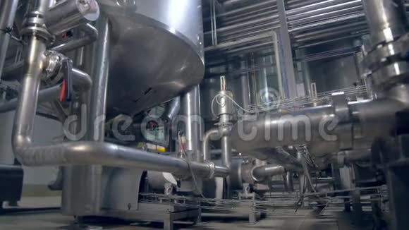 管道工厂s管线的特写拍摄多莉4K视频的预览图