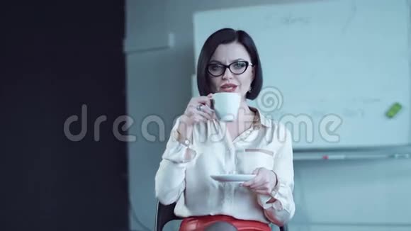 女人从杯子里喝酒视频的预览图