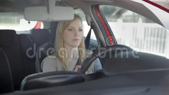 女孩一个人开车视频的预览图