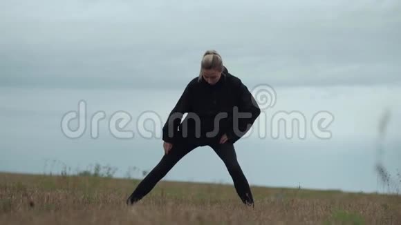 慢动作运动女性在野外行走视频的预览图