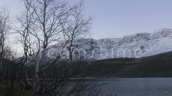 美丽的山景在清澈的湖面上倒影全景视频的预览图