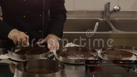 为几个蛋糕或蛋糕层制作底座的糖果师的录像视频的预览图
