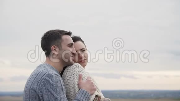 可爱的夫妇拥抱在岩石的悬崖边4K视频的预览图