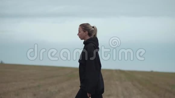 慢动作运动女性在野外行走视频的预览图