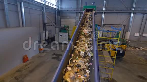 垃圾处理厂运输垃圾的输送机4K视频的预览图