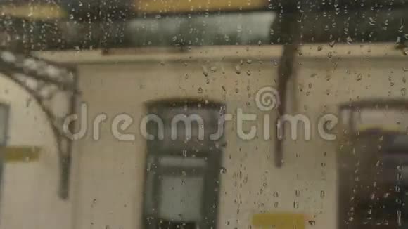 潮湿的火车车窗视频的预览图