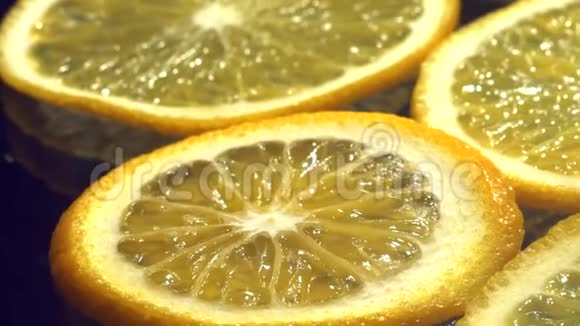 橙色薄片小叶位于黑暗的背景多汁美味的柑橘甜果汁视频的预览图