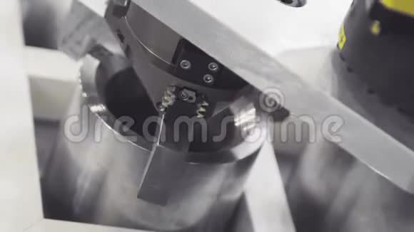 工厂里的工业机器人手臂机器人手臂移动工厂的金属细节视频的预览图