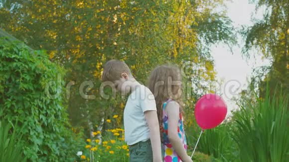 可爱的朋友夫妇与心脏气球在夏季公园视频的预览图