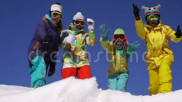 一群滑雪者视频的预览图