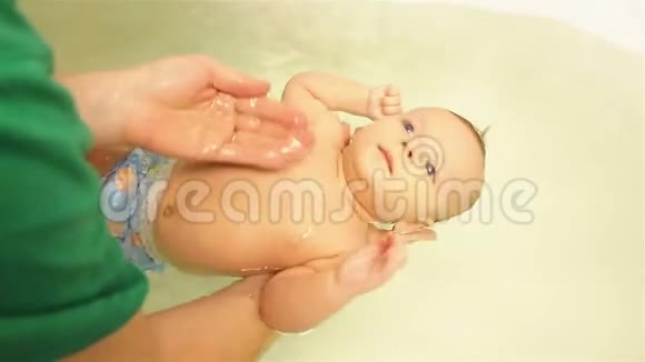 妈妈给新生儿洗澡视频的预览图