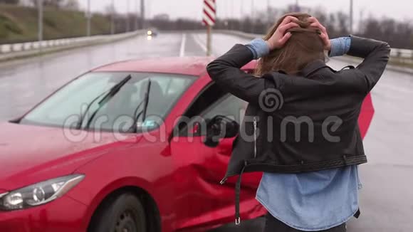 一个女人在雨中的道路上发生了事故她受伤了害怕了视频的预览图