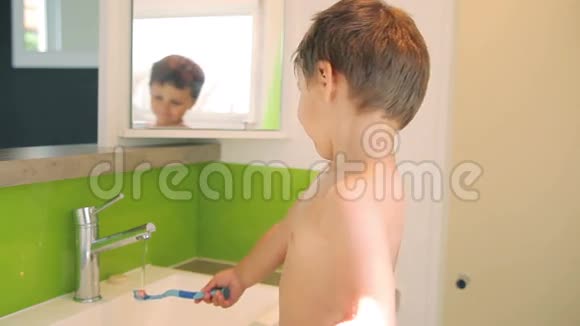 孩子在刷牙视频的预览图
