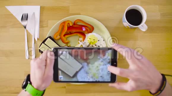 男性用平板电脑拍摄煎蛋卷视频的预览图