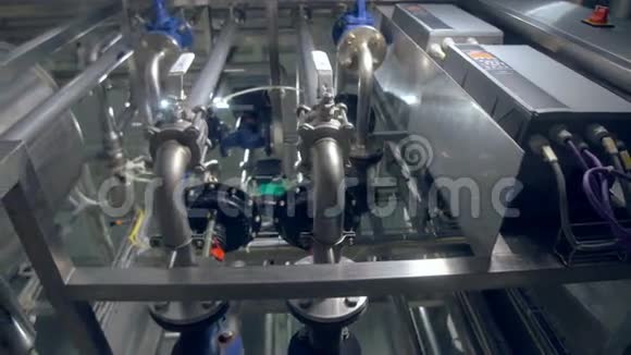 工厂的特写s设备管道和水箱多莉4K视频的预览图