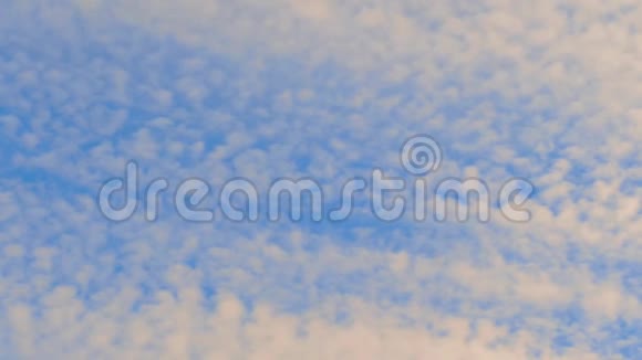 蓝天上金色的云朵视频的预览图