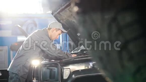汽车维修技工豪华SUV发动机舱修理滑块射击视频的预览图
