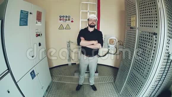 男工程师的肖像视频的预览图