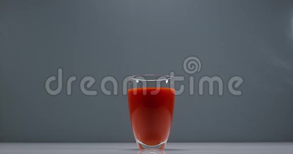 一杯番茄汁掉了视频的预览图