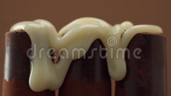 三块巧克力糖用白甜糖覆盖视频的预览图