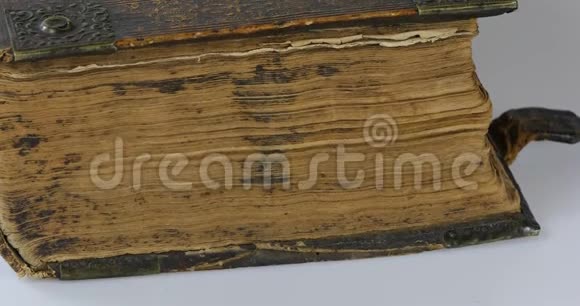 1747年用木盖板装皮革的圣经视频的预览图