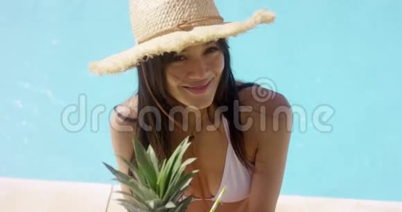 年轻女子喝着菠萝鸡尾酒视频的预览图