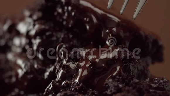 巧克力沙漠质地的大夹子和一个小叉子带走了它的一部分视频的预览图