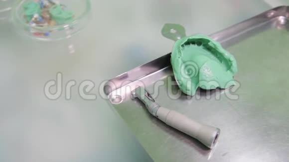 牙医在牙科诊所用牙科工具治疗病人的牙齿视频的预览图