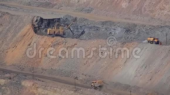 重型矿用自卸车视频的预览图