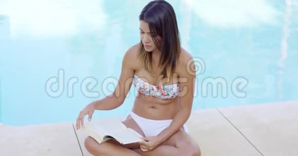 泳池边看书的美女视频的预览图