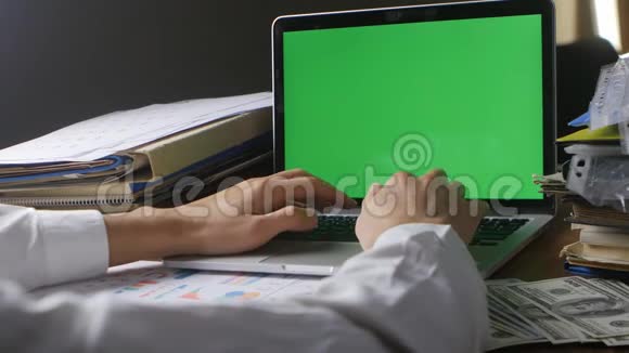 人工作在笔记本电脑晚办公室与绿色屏幕商人晚上和乔玛凯一起在电脑里工作视频的预览图