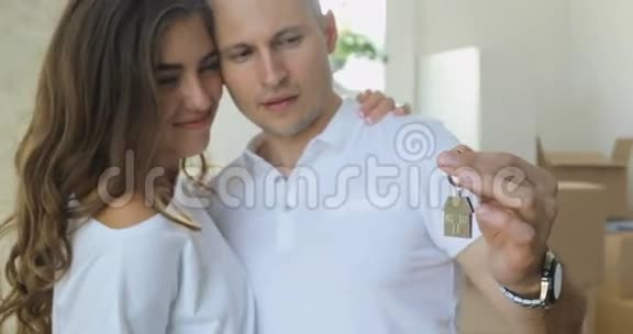 年轻夫妇拿着新房子钥匙视频的预览图