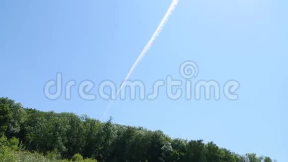 空中飞机在云和蓝天中的踪迹视频的预览图